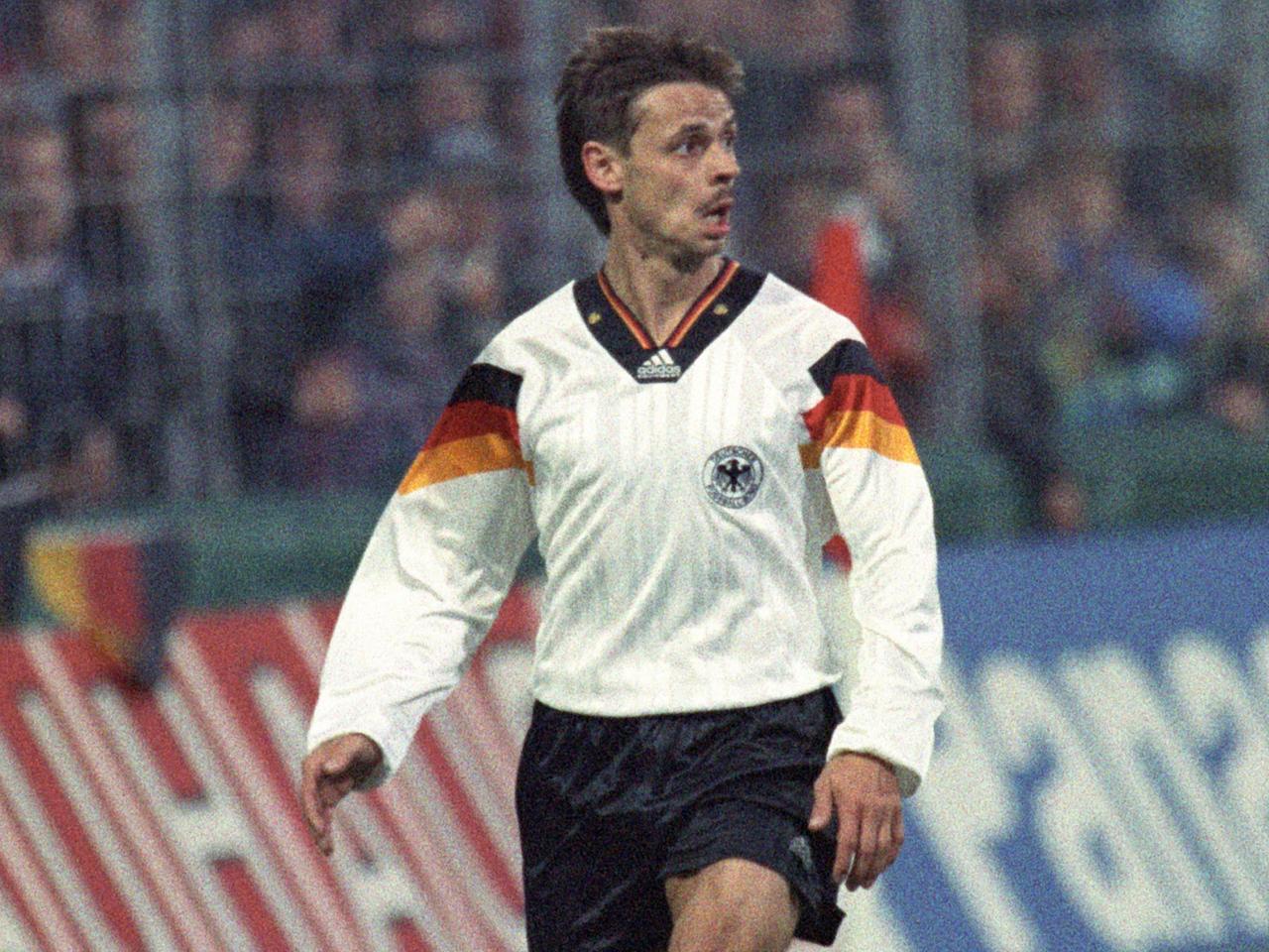 In einem Freundschaftsspiel besiegt am 14. April 1993 die deutsche Fußballnationalmannschaft die Auswahl Ghanas im Bochumer Ruhrstadion mit 6:1. Olaf Thon aufgenommen während des Spiels.