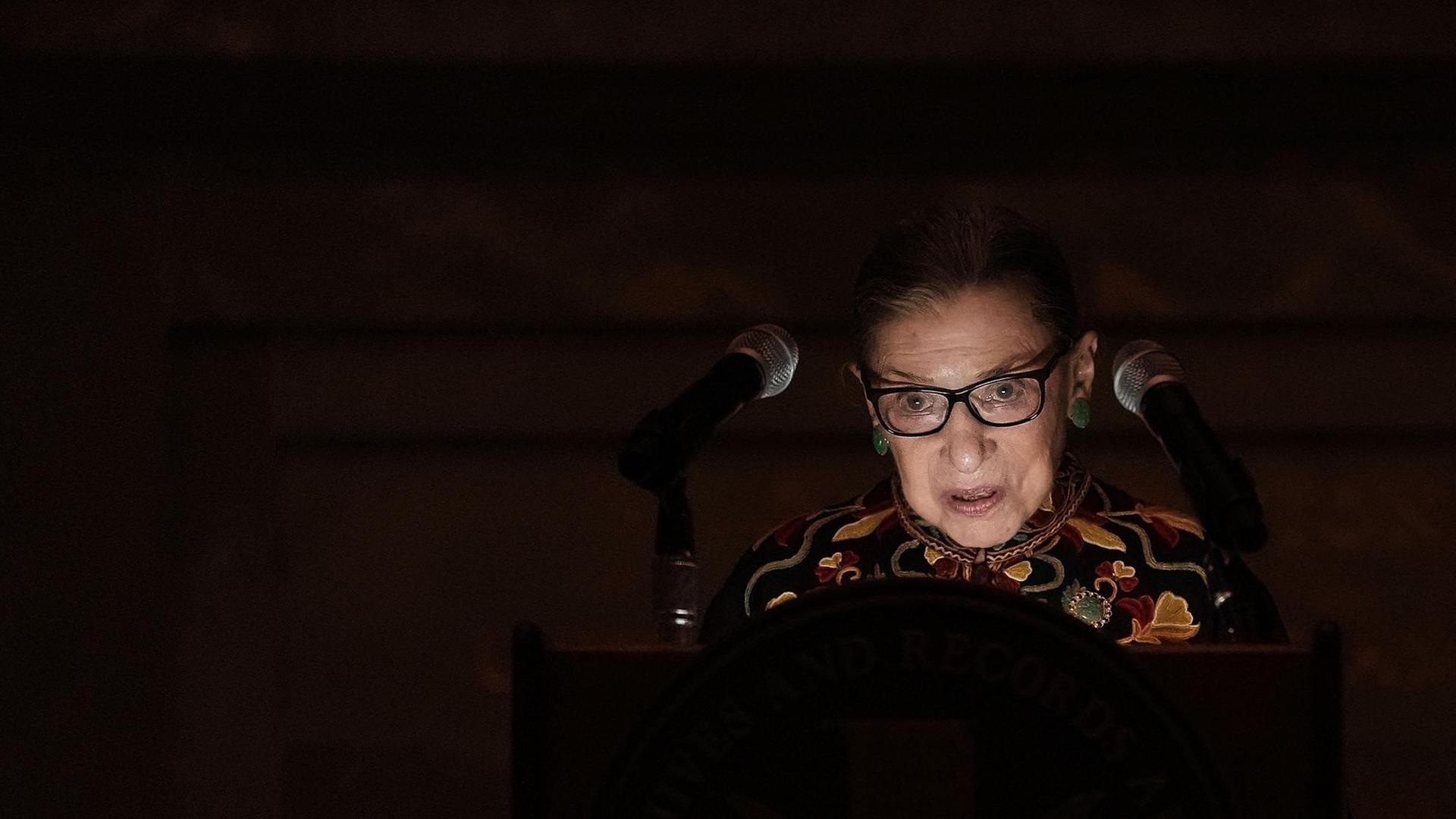 Richterin Ruth Bader Ginsburg spricht bei einer Zeremonie des Nationalarchivs am 14. Dezember 2018.