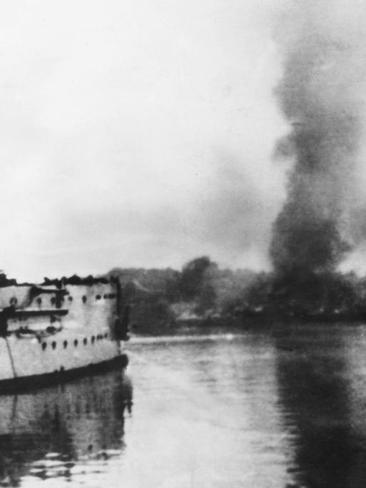 Das im Hafenkanal von Neufahrwasser (Danzig) liegende deutsche Linienschiff "SMS Schleswig-Holstein" nimmt am 01.09.1939 das auf der Westerplatte liegende polnische Munitionslager unter Beschuss