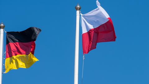 Die Fahnen Deutschlands, Polens und der EU auf dem Dach des gemeinsamen Zentrums der deutsch-polnischen Polizei- und Zollzusammenarbeit im polnischen Swiecko nahe Frankfurt / Oder