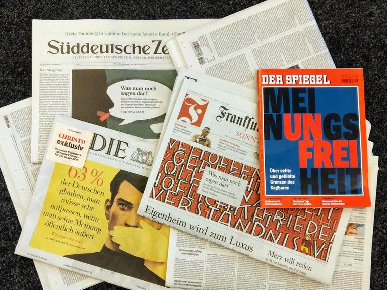 Zeitungstitel zum Thema "Meinungsfreiheit": Die "Süddeutsche Zeitung" vom 25.10.2019, "Die Zeit" vom 30.10.2019, "Der Spiegel" vom 02.11.2019 und die "Frankfurter Allgemeine Sonntagszeitung" vom 03.11.2019