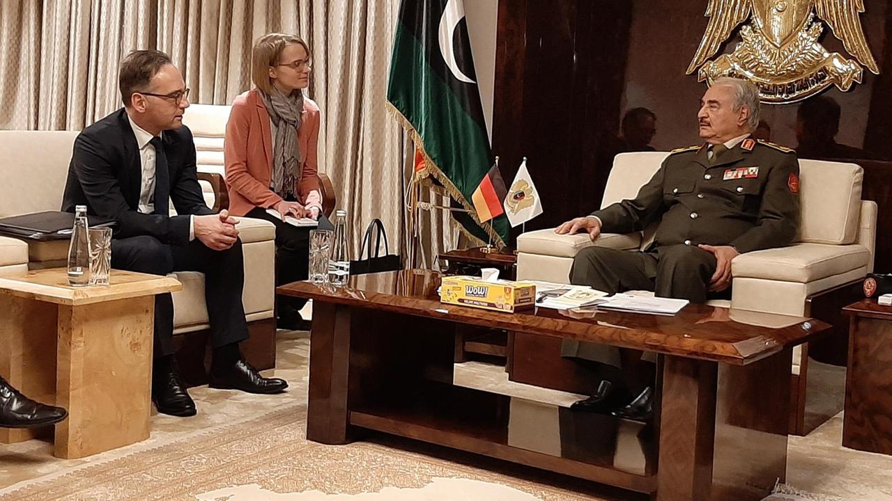 Bengasi: General Chalifa Haftar (2.v.r.), ein Hauptakteur im libyschen Bürgerkrieg, spricht mit Heiko Maas (l, SPD), Bundesaußenminister, in seinem Hauptquartier im Nordosten von Libyen.