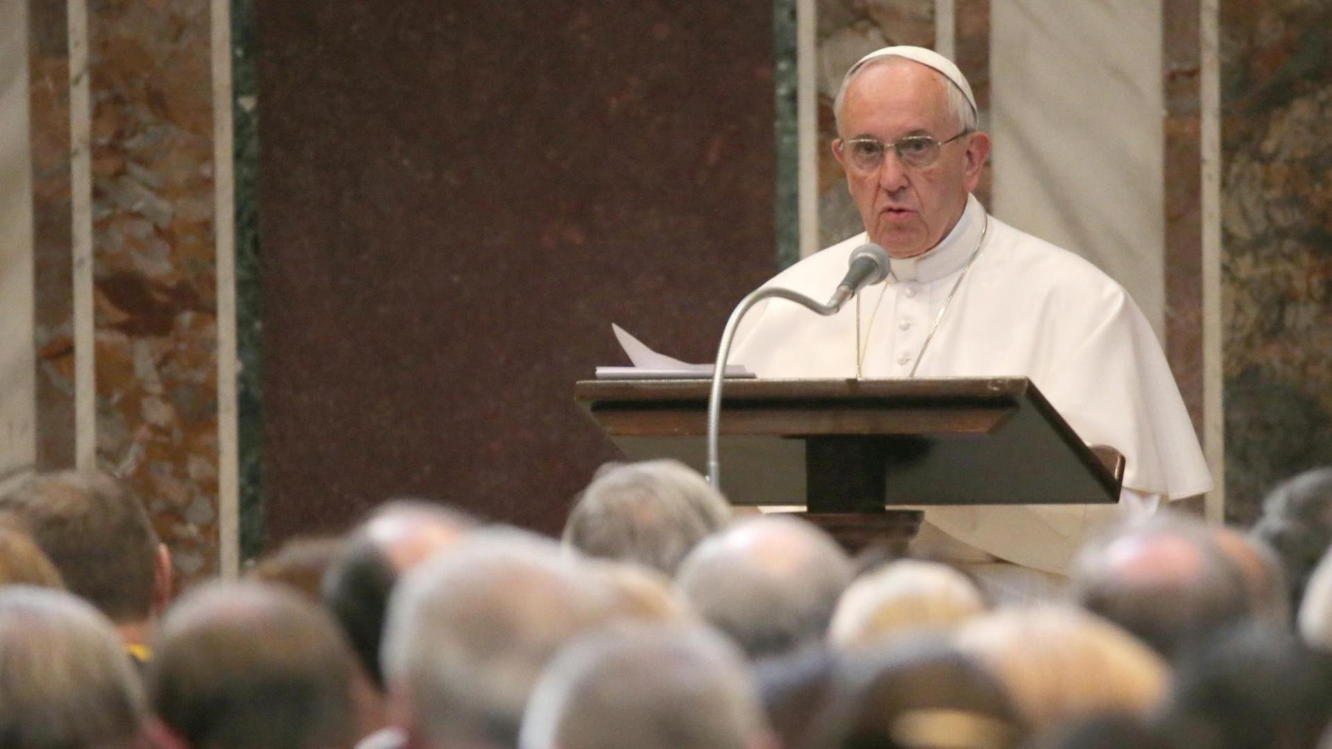 Papst Franziskus während seiner Rede zur Verleihung des Karlspreises am 6.5.2016.