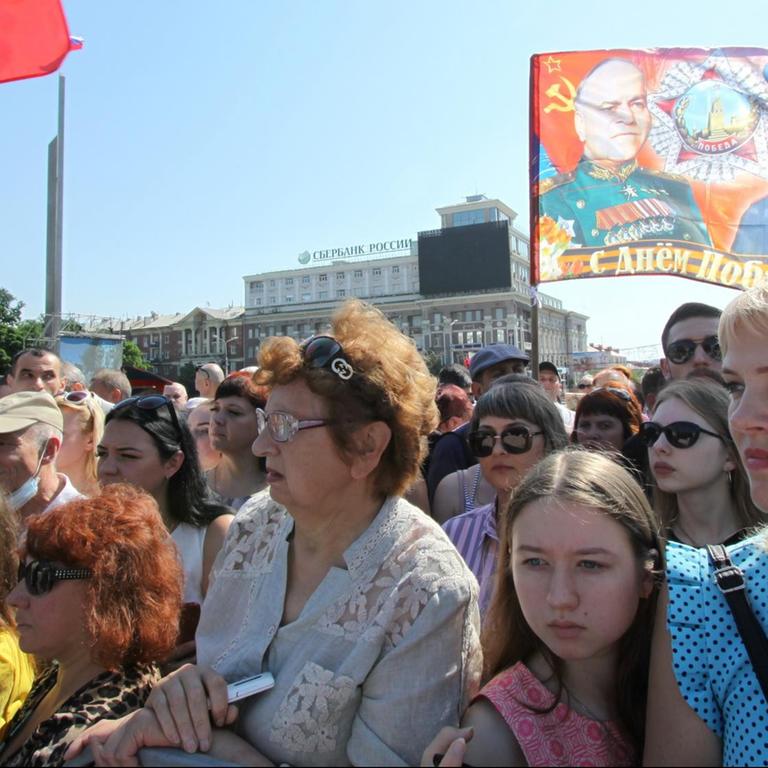 Ohne Maske: Dichtgedrängte Zuschauermenge bei einer Militärparade am 24.06.2020 anlässlich des Sieges über Nazi-Deutschland in der ostukrainischen Stadt Donezk.