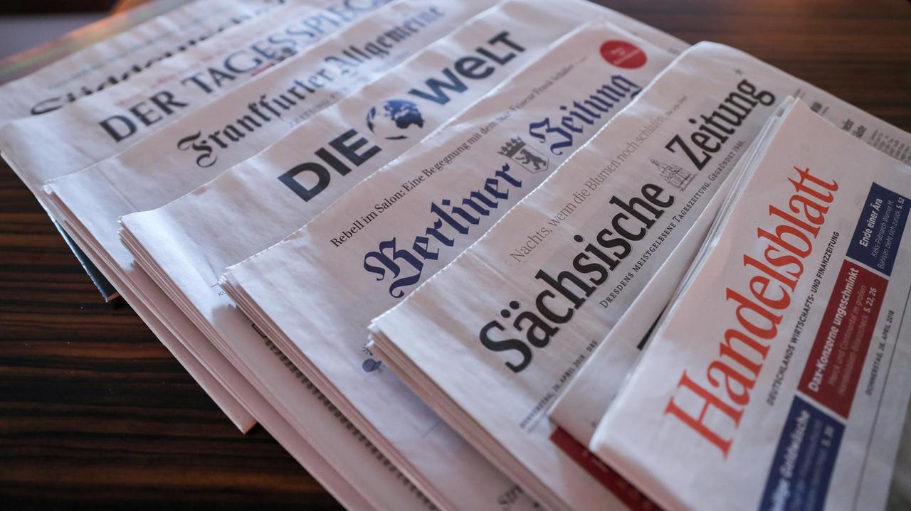 Die Tageszeitungen "Handelsblatt", Sächsische Zeitung", "Berliner Zeitung", "Die Welt", "Frankfurter Allgemeine", "Der Tagesspiegel" und die "Süddeutsche Zeitung" liegen auf einem Tisch