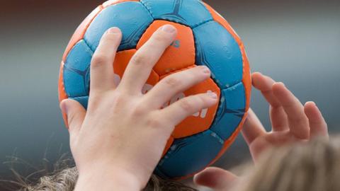 Kind mit einem Handball in seinen Händen (beim Max Camp (Handballcamp des Bergischen HC, am 18.07.18 in Solingen)