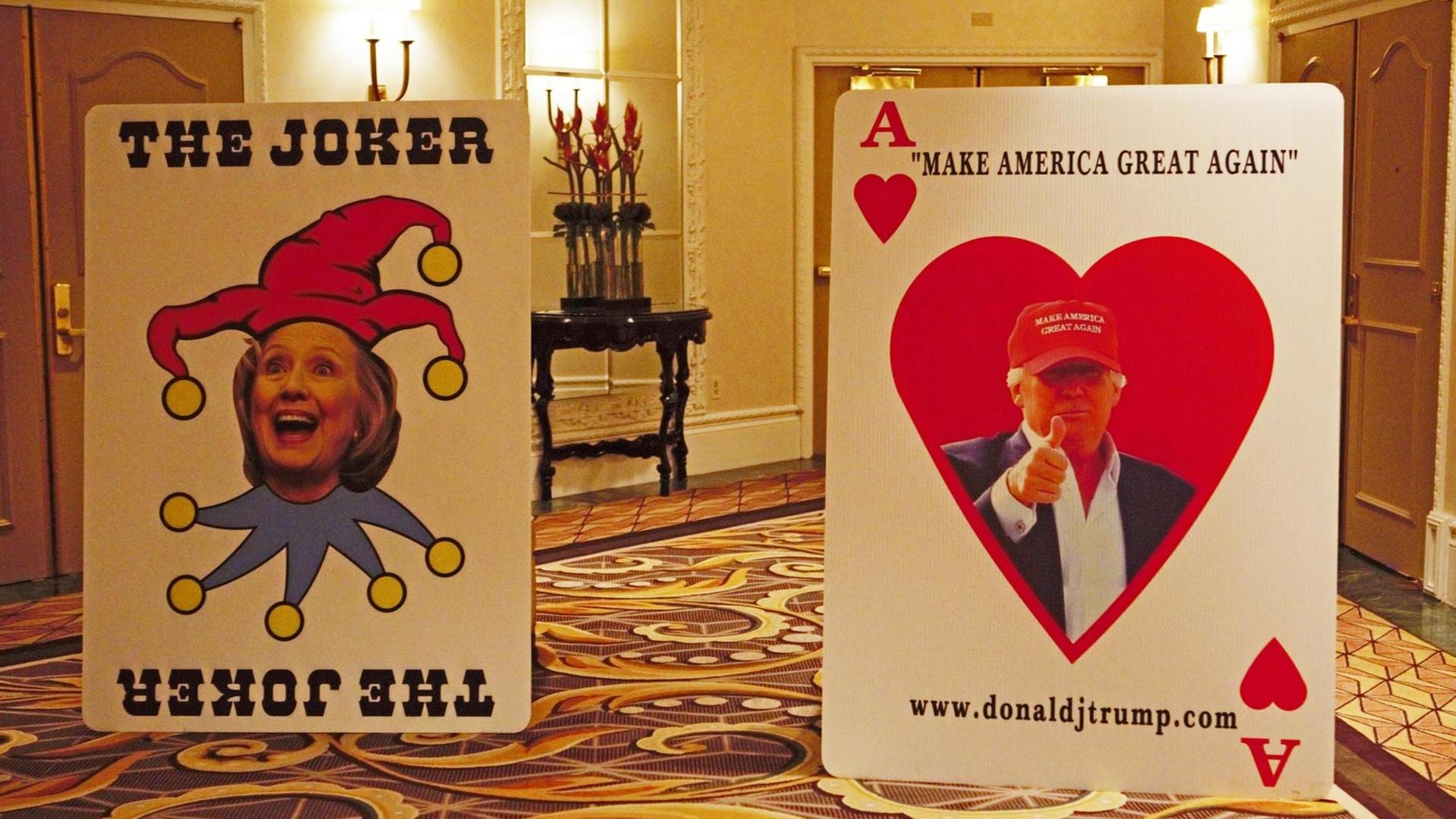 Hillary Clinton als "Joker" und Donald Trump als "Herz Ass" auf zwei überdimensionalen Spielkarten im Kasino Treasure Island in Las Vegas.