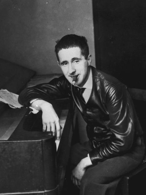 Bertolt Brecht im Jahr 1927 in seiner Wohnung in der Spichernstrasse, Berlin.