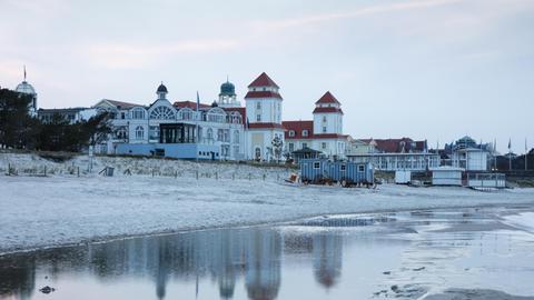 Blick auf das Kurhaus im Ostseebad Binz auf der Insel Rügen