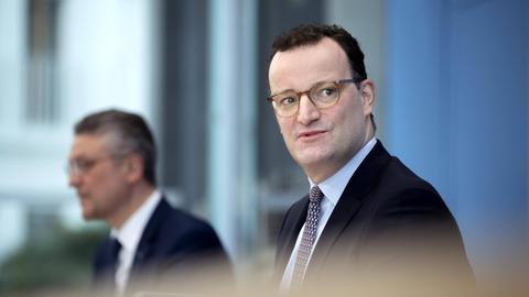 Bundesgesundheitsminister Jens Spahn (CDU) sitzt am 9.4.2021 im Saal der Bundespressekonferenz, im Hintergrund ist Prof. Lothar H. Wieler zu sehen, Praesident Robert Koch-Institut, a