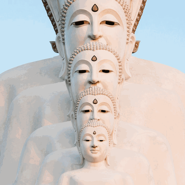 Mehrere weiße Buddha-Statuen stehen hintereinander.