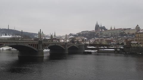 Prag mit Blick auf die Burg und die Mánes-Brücke im Februar 2010.
