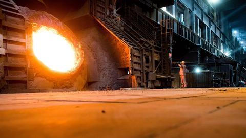 Niedersachsen, Salzgitter: Ein Mitarbeiter steht auf dem Gelände der Salzgitter AG vor einem Stahlkocher. Der Salzgitter-Konzern hat das Geschäftsjahr 2017 mit dem höchsten Vorsteuergewinn seit der Finanzmarktkrise abgeschlossen.
