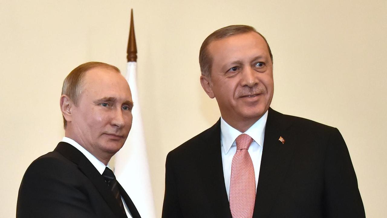 Der russische Präsident Wladimir Putin empfängt den türkischen Staatschef Recep Tayyip Erdogan in Sankt Petersburg.