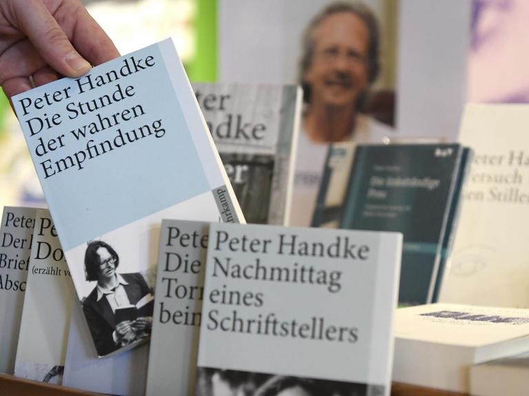 Eine Buchhandelskette in Wien präsentiert den österreichischen Schriftsteller Peter Handke auf einem Extratisch.
