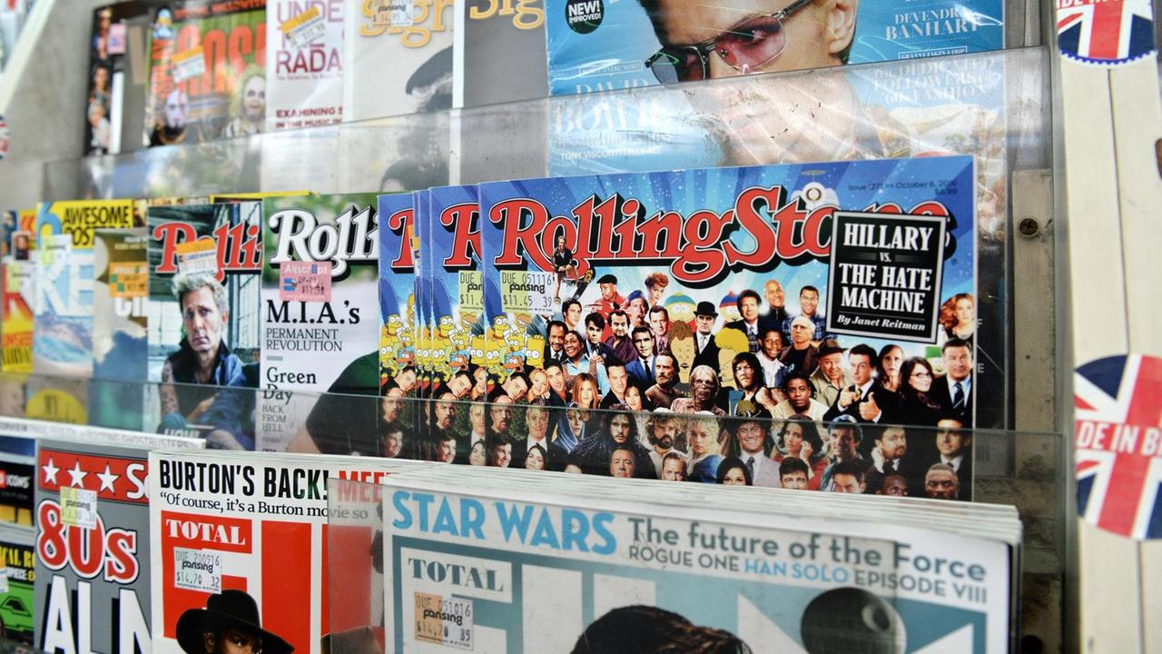 Das Rolling Stone Magazin (in der zweiten Reihe) an einem Zeitschriften-Shop in Singapur im September 2016.