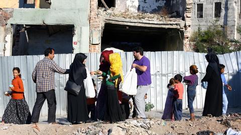 Muslim people across Turkey celebrated Eid al-Adha, during which meat and food supplies were given to Syrian refugees living at rundown houses in Istanbul. | Verwendung weltweit