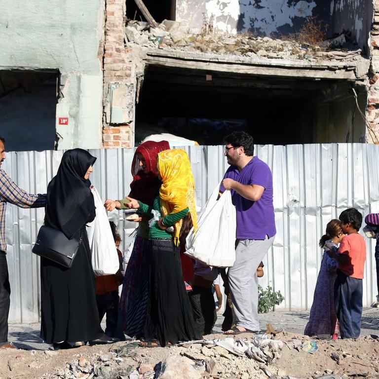 Muslim people across Turkey celebrated Eid al-Adha, during which meat and food supplies were given to Syrian refugees living at rundown houses in Istanbul. | Verwendung weltweit