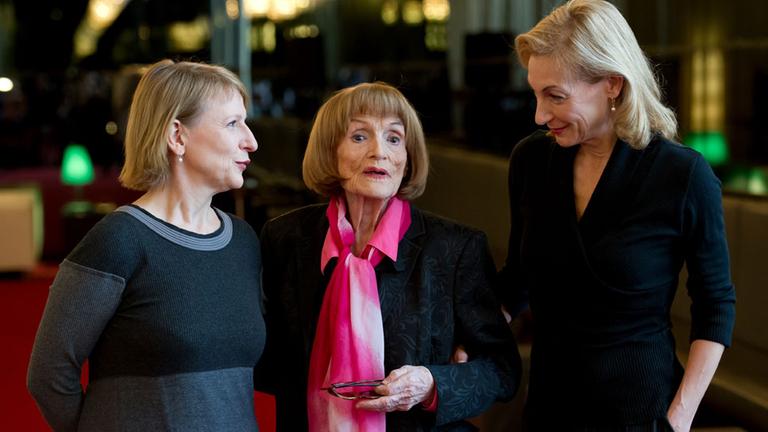 Die Schauspielerinnen Dagmar Manzel (l-r), Gisela May und Ute Lemper stehen am 21.01.2013 in Berlin bei einem Fototermin in der Komischen Oper