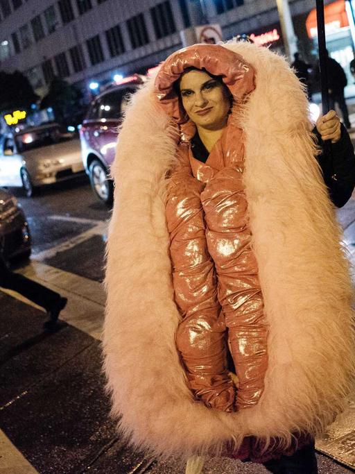 Auch in den USA ist die Möse wieder politisch: Frau im Vagina-Kostüm bei einer Protestaktion gegen US-Präsident Trump