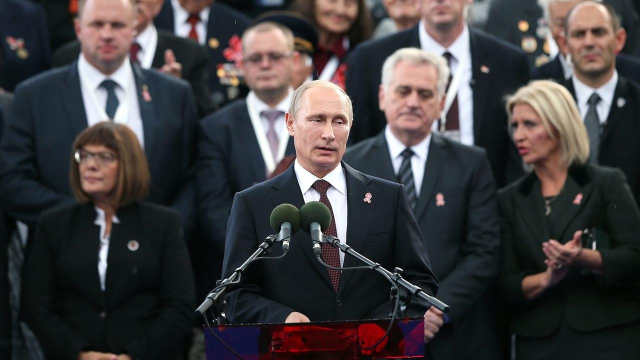 Russlands Präsident Wladimir Putin (m.) mit dem serbischen Präsidenten Tomislav Nikolic (r.) in Belgrad.