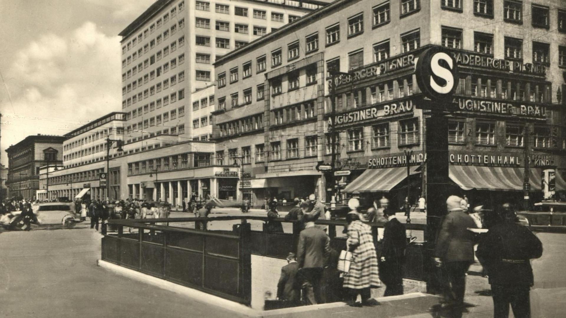 Schwarzweiß-Postkarte des Gebäudekomplexes des Reichsarbeitsministeriums in der Berliner Saarlandstraße (heute: Stresemannstraße), um 1940