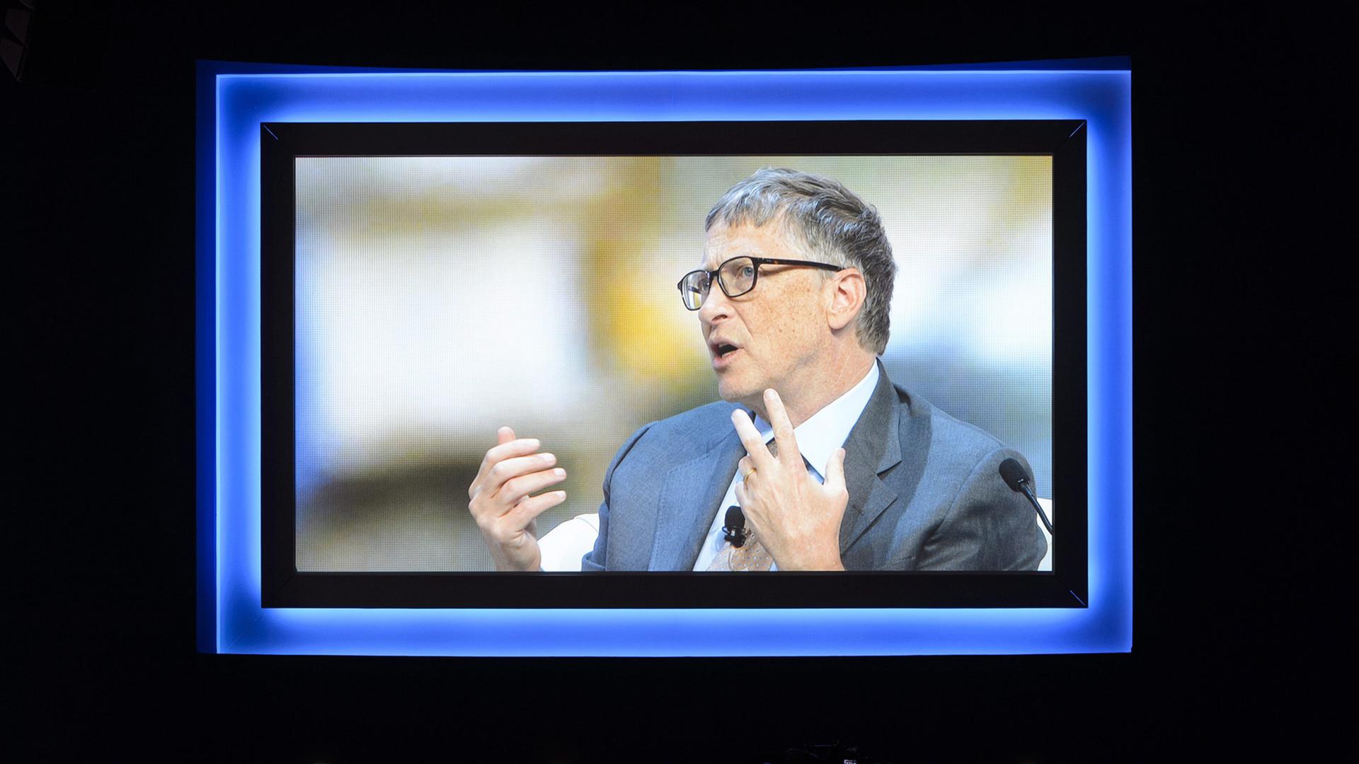 Bill Gates auf einem Monitor beim Weltwirtschaftsforum in Davos im Januar 2015