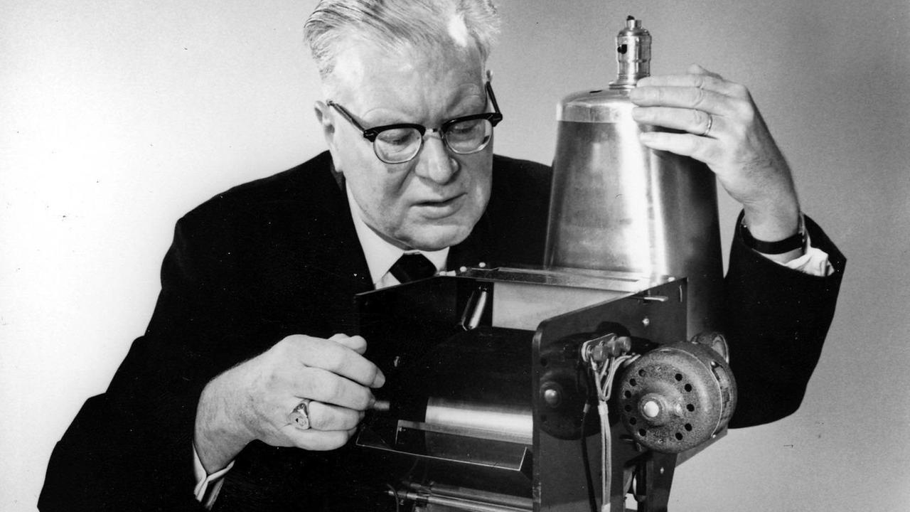 ARCHIV - Der Physiker und Patentanwalt Chester Carlson an seinem "Kopierer", in einer undatierten Archivaufnahme. Vor genau 75 Jahren, am 22. Oktober 1938, präsentierte Carlson ein Verfahren, mit dem sich weltweit erstmals Schriftzeichen auf elektrostatischem Weg kopieren ließen. Die Technologie, die er "Elektrophotografie" nannte und die später als "Xerografie" bekannt wurde, bildet heute die Basis jedes Digitaldruckers, Kopierers oder Faxgerätes. Foto: