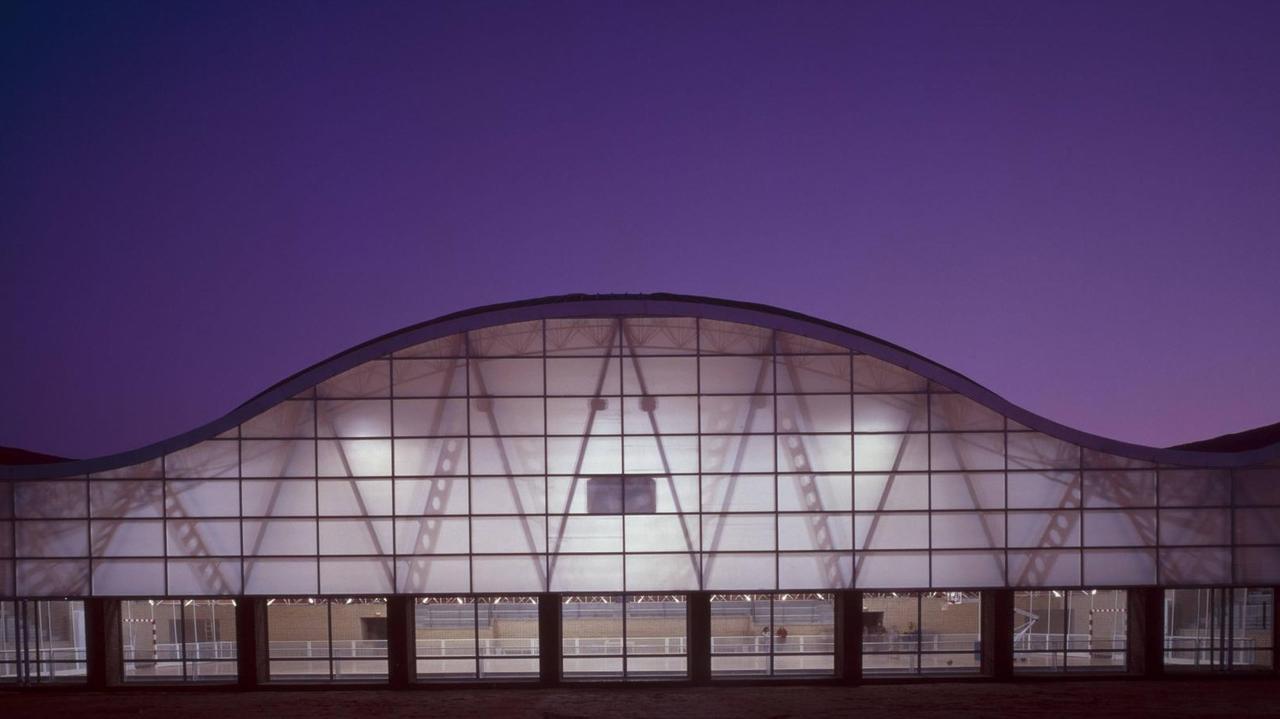 Sportkomplex Palafolls des japanischen Architekten Arata Isozaki.