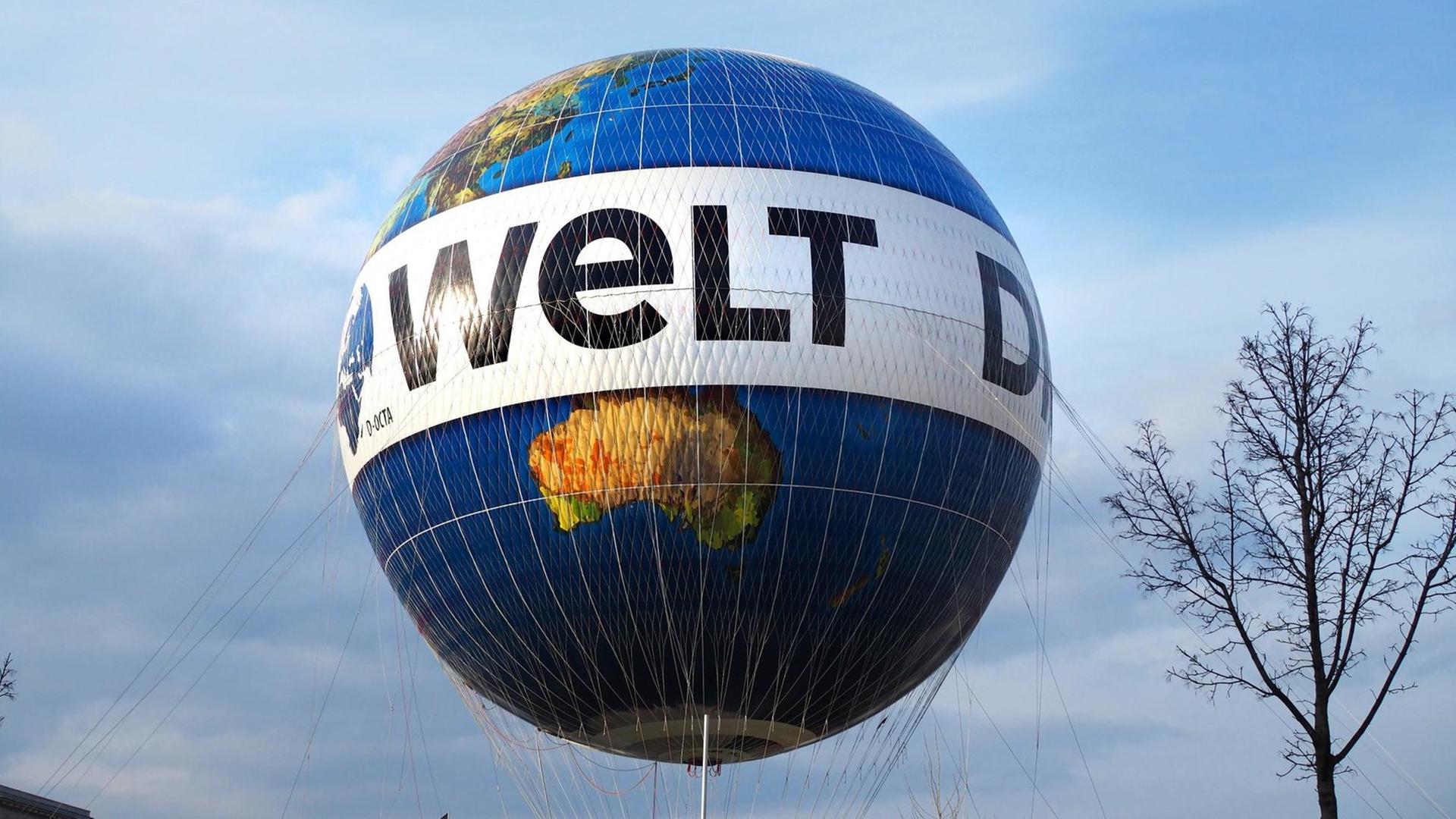 Die Zeitung "Die Welt" aus dem Haus Axel Springer wirbt am 27.02.2016 in Berlin in der Nähe der Springer-Zentrale mit einem großen Gasballon.