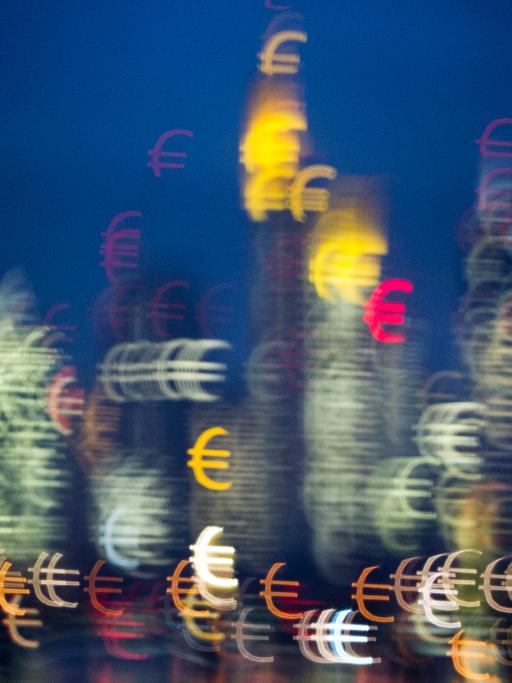 Die Bankentürme von Frankfurt am Main scheinen kurz nach Sonnenuntergang aus vielen kleinen Eurozeichen zu bestehen.