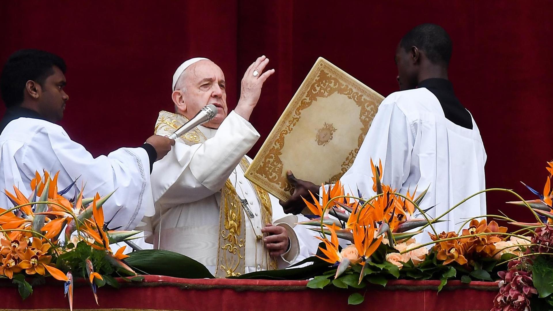 Papst Franziskus erteilt den Segen "Urbi et Orbi" von der Loggia des Petersdoms