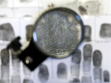 Eine Lupe vergrößert   im Fachbereich Daktyloskopie der Kriminaltechnischen Untersuchungsstelle (KTU) in Tübingen, Baden-Württemberg, einen Fingerabdruck.
