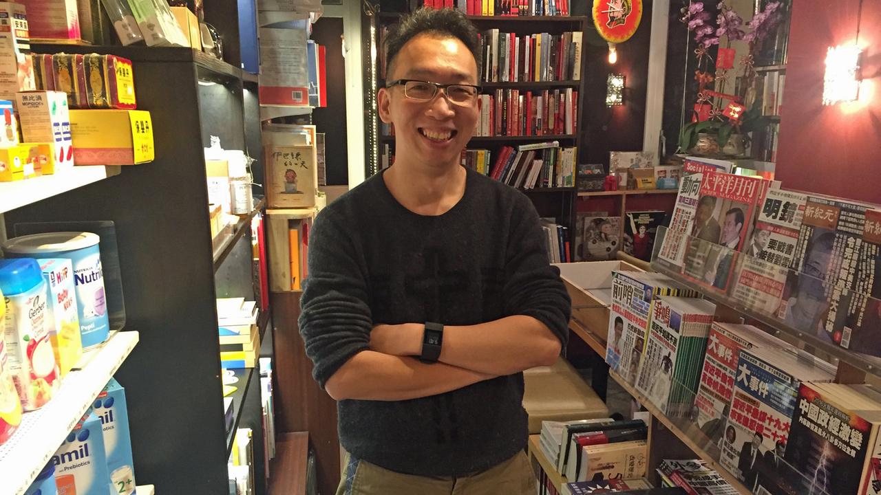 Buchhändler Paul Tang: "Ich verkaufe Bücher und Milchpulver." Weil Hongkong voller festlandchinesischer Geschäftsreisender und Touristen ist, laufen seine Geschäfte gut.
