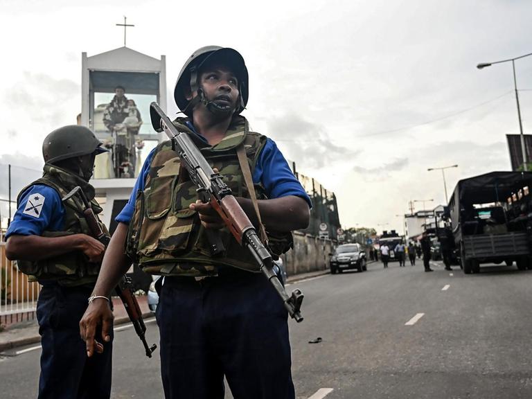Soldaten stehen in Colombo, der Hauptstadt Sri Lankas, Wache, nachdem am Ostermontag bei dem Versuch einer Entschärfung eine weitere Bombe explodierte.