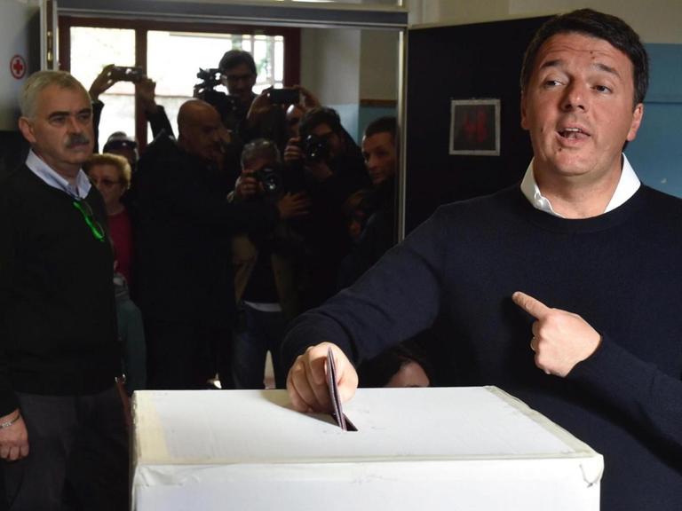Der italienische Ministerpräsident gibt seine Stimme beim Verfassungsreferendum ab.