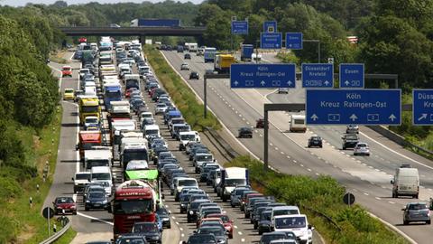 Verkehrsstau auf der Autobahn A3, am Breitscheider Kreuz in Fahrtrichtung Oberhausen, Ratingen, NRW. Autos stehen auf mehreren Spuren dicht an dicht.