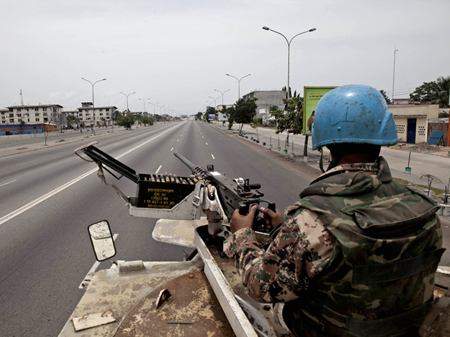 UN-Soldaten patroullieren in der ivorischen Hauptstadt Abidjan