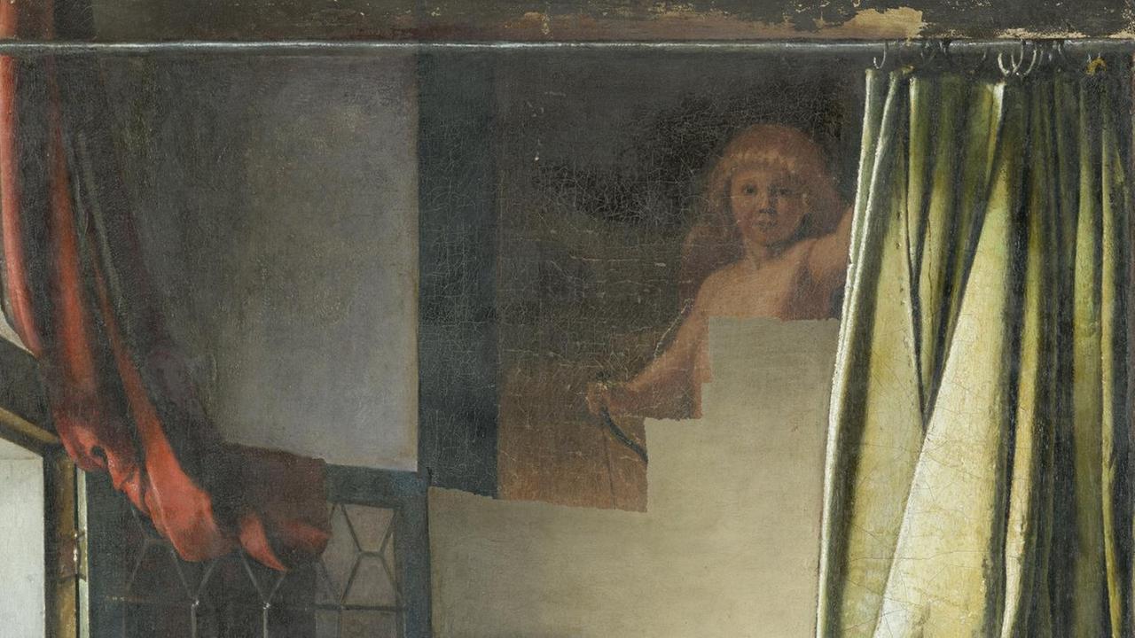 Zu sehen ist der obere Ausschnitt des Gemäldes "Brieflesendes Mädchen", das heißt: eine Gardinenstange, einen Vorhang und hinter dem Vorhang ein teilweise freigelegter Cupido.