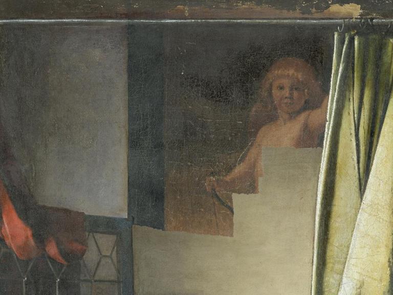 Zu sehen ist der obere Ausschnitt des Gemäldes "Brieflesendes Mädchen", das heißt: eine Gardinenstange, einen Vorhang und hinter dem Vorhang ein teilweise freigelegter Cupido.