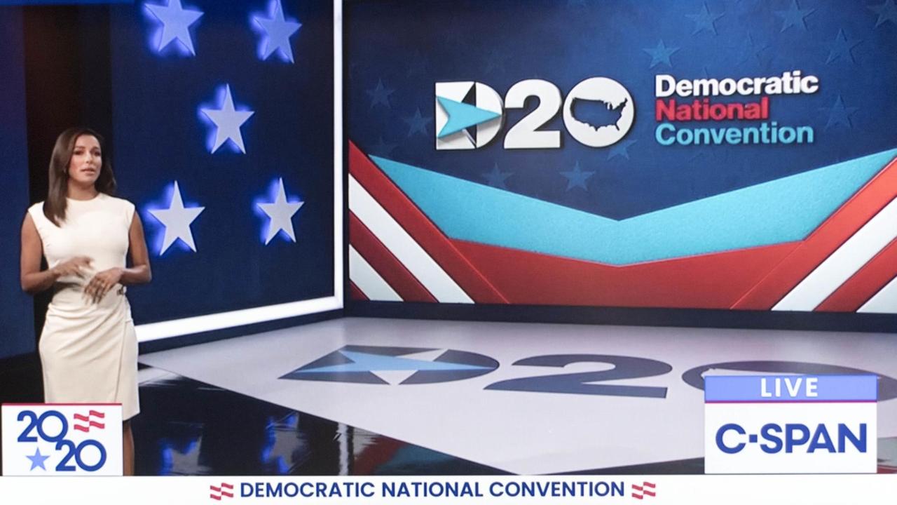 Eva Longoria vor einem großen Screen mit Logo der US-Demokraten am ersten von vier Tagen des virtuellen Parteitags