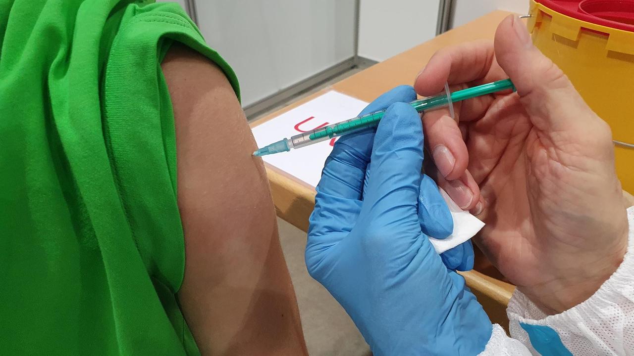 Ein Patient/eine Patientin bekommt eine Impfung gegen das Coronavirus.