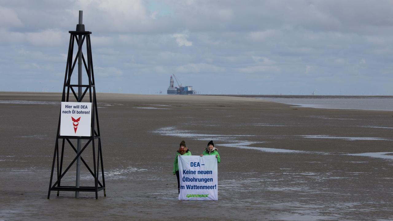 Einsamer Protest mitten im Wattenmeer, im Hintergrund die Bohr- und Förderplattform Mittelplate.