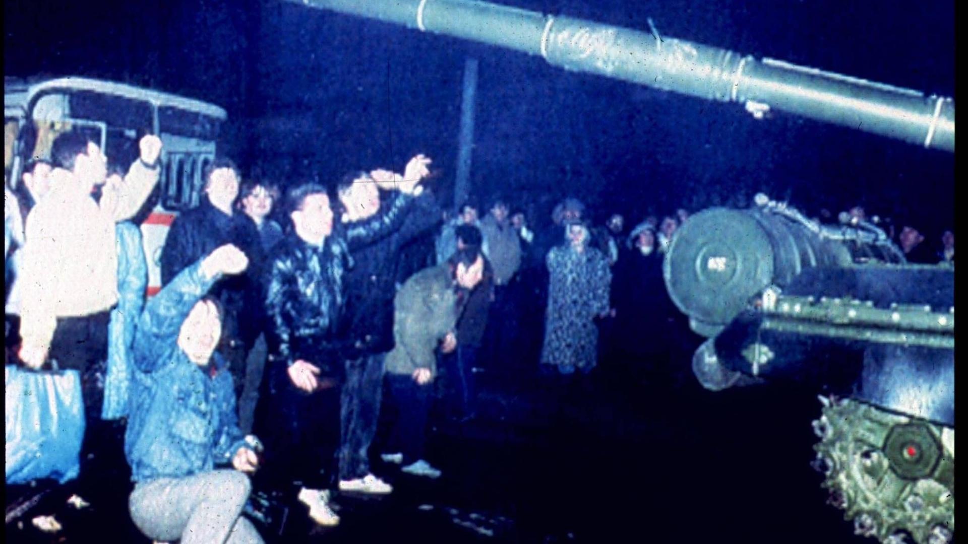 Etwa ein Dutzend Demonstranten in Straßenkleidung steht am 13. Januar 1991 in den Straßen von Vilnius einem Panzer der Sowjetarmee gegenüber