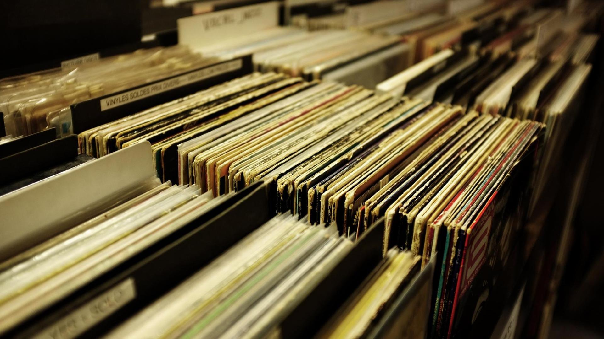 Alte Vinyl-Schallplatten in einem Plattenladen