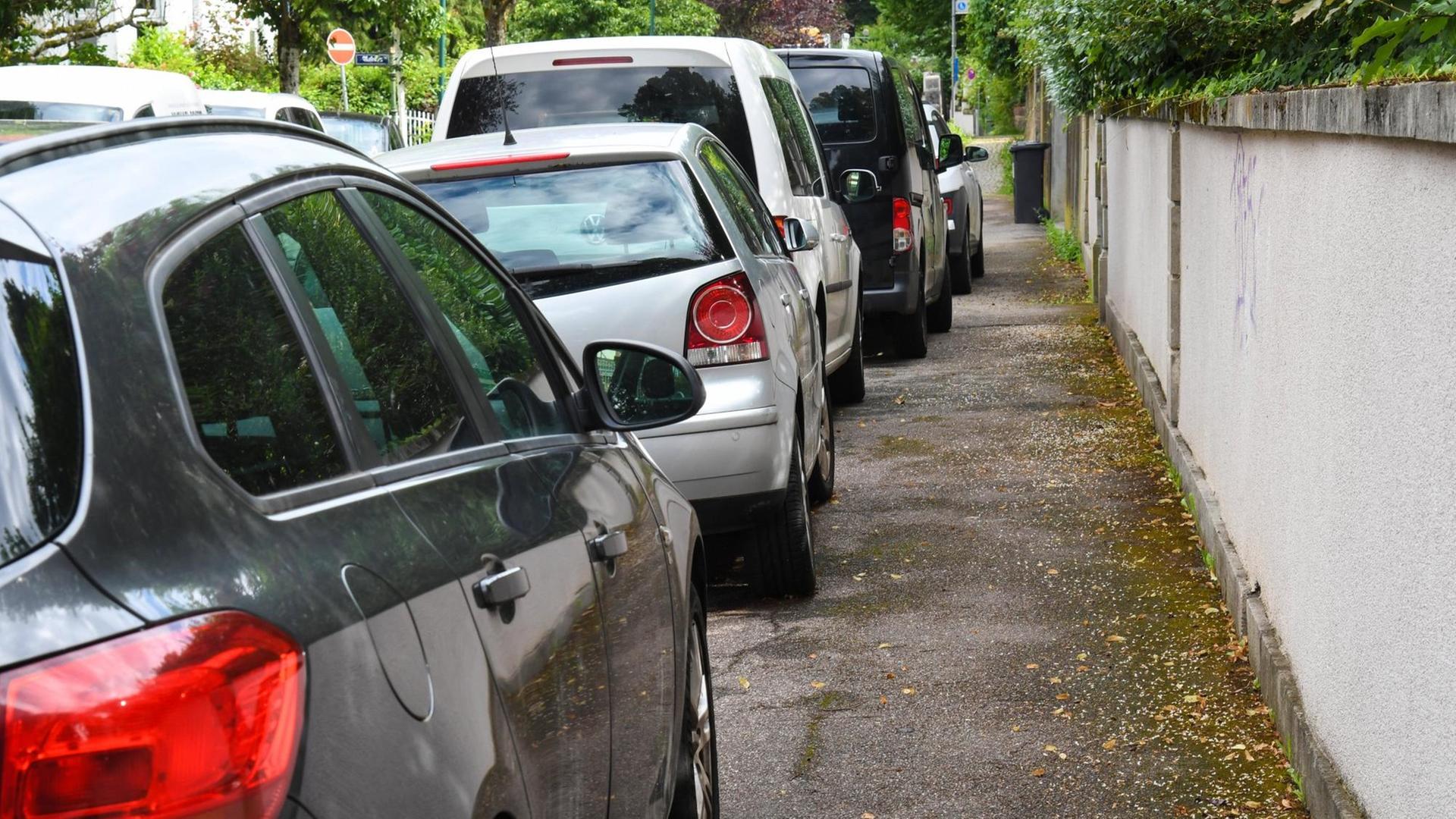 Autos parken in einer Seitenstrasse in Freiburg- künftig wird das Anwohnerparken in der Freiburger Innenstadt deutlich teurer als bisher