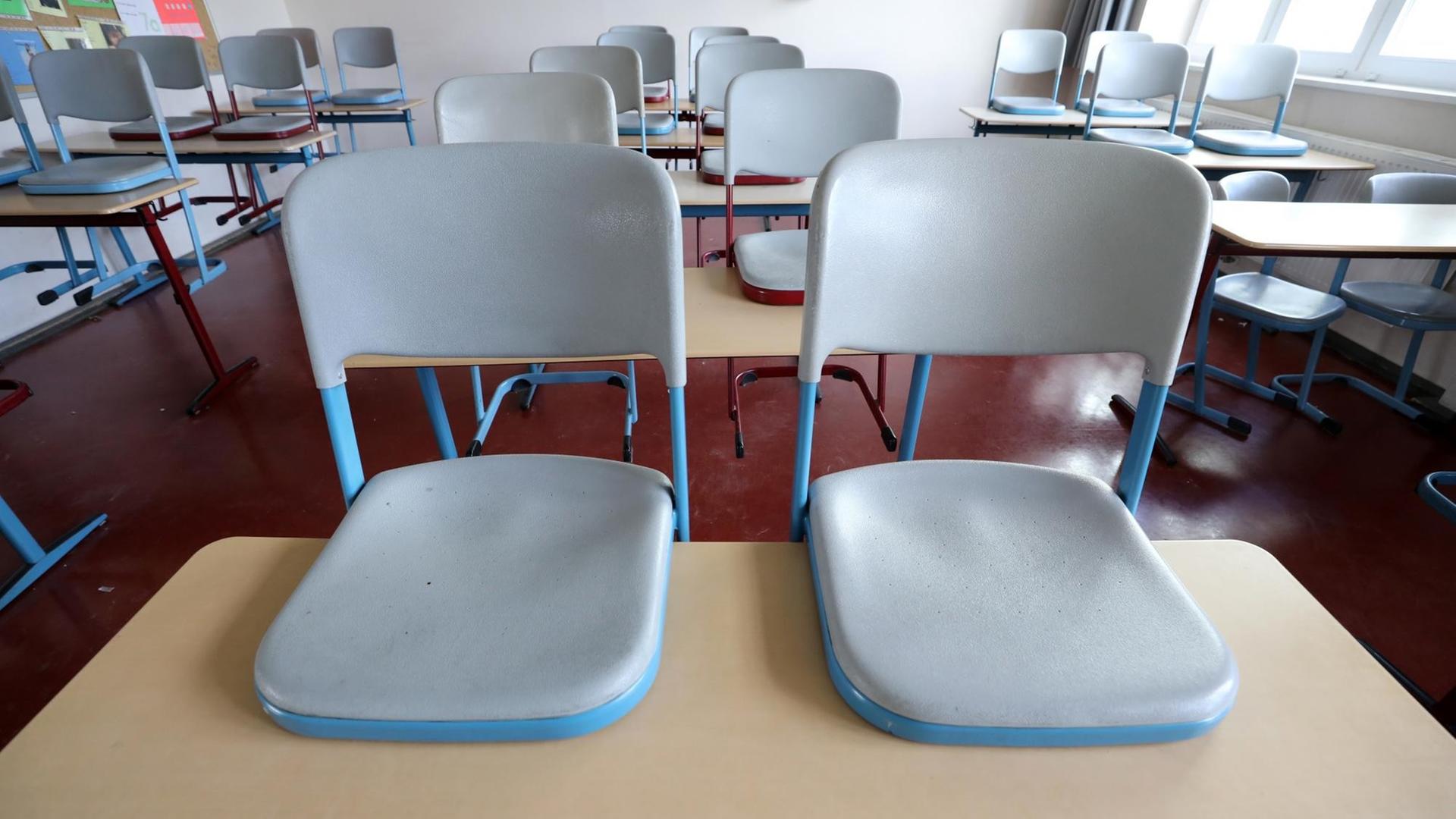 Rostock: In einem leeren Klassenzimmer im Innerstädtischen Gymnasium Rostock sind die Stühle hochgestellt.