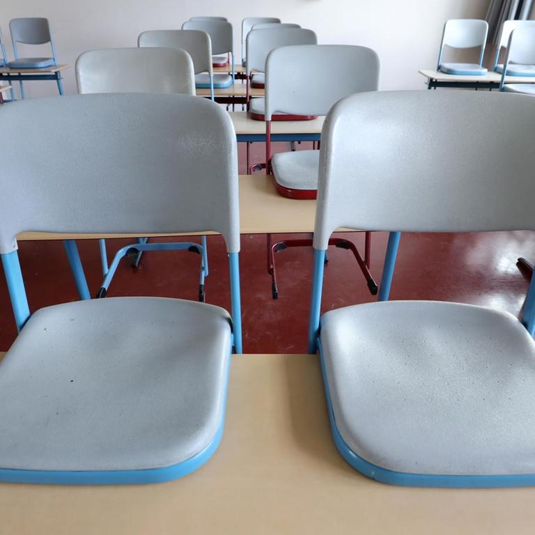 Rostock: In einem leeren Klassenzimmer im Innerstädtischen Gymnasium Rostock sind die Stühle hochgestellt.

