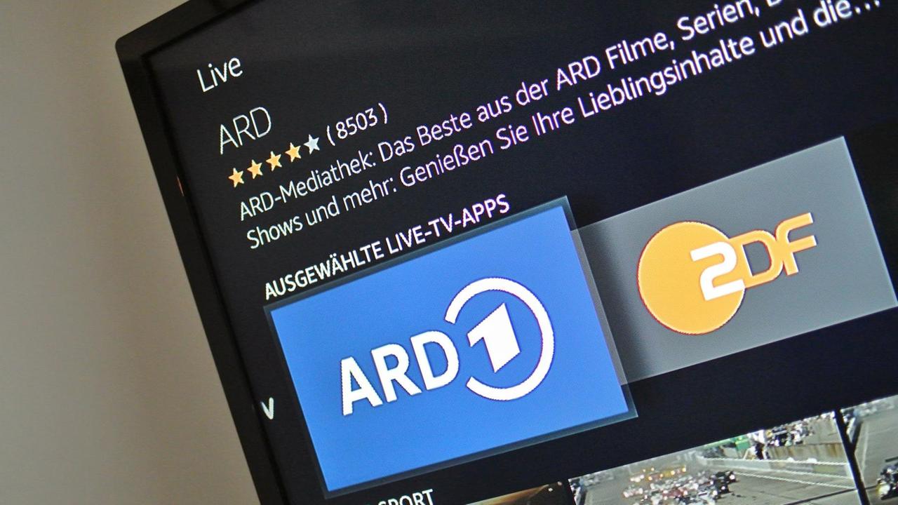 Die Logos der Mediatheken von ARD und ZDF auf einem TV-Bildschirm