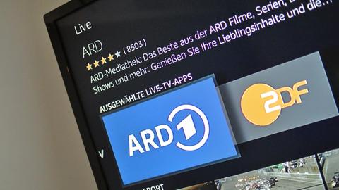 Die Logos der Mediatheken von ARD und ZDF auf einem TV-Bildschirm